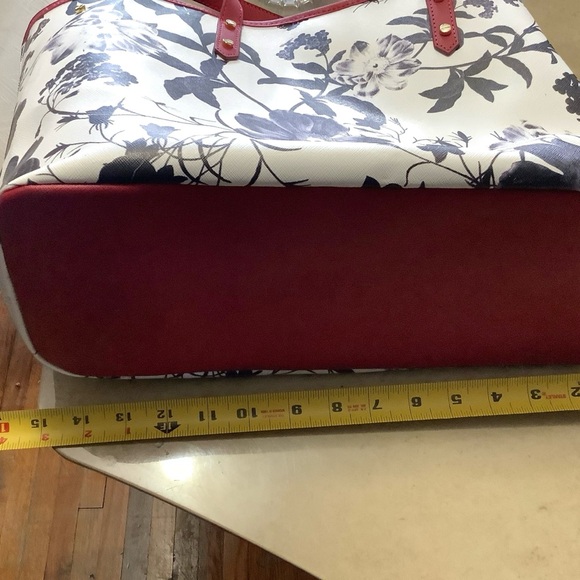 Kenneth Cole Reaction tote bag. Floral, black, red, white with gold snaps - Picture 7 of 8